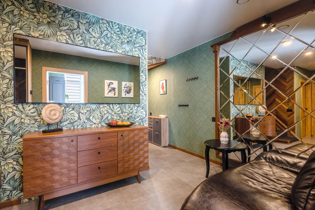 Дом у сквера в центре Поляны