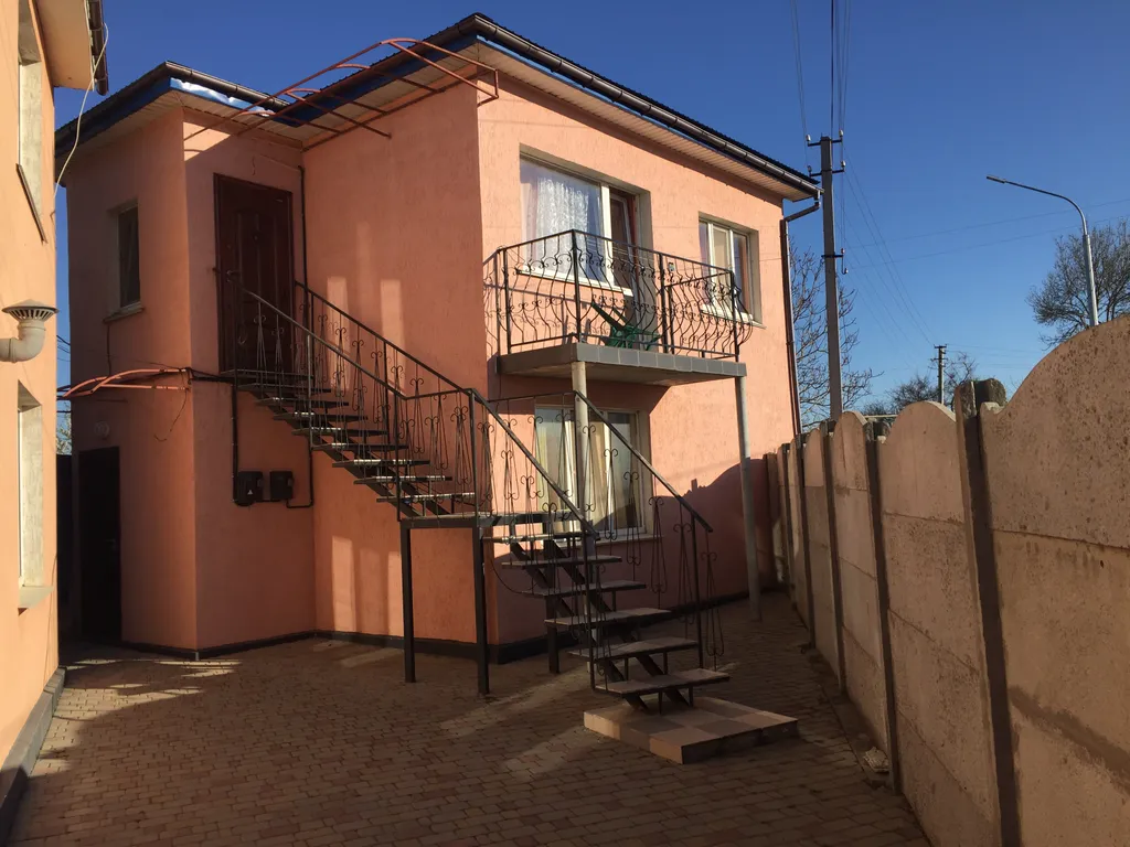 Коттедж Второй этаж дома с отдельным входом с балконом 41м2 ,до моря 4 минуты. — Севастополь