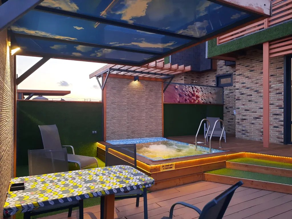 Дом с минибассейном