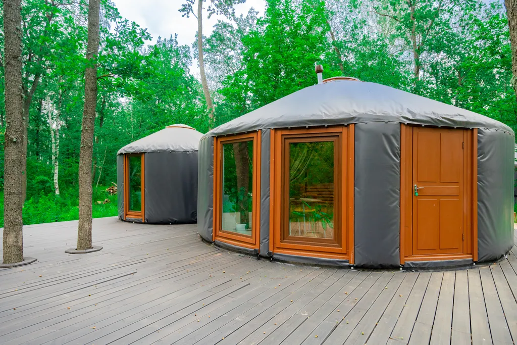 Глэмпинг в лесу