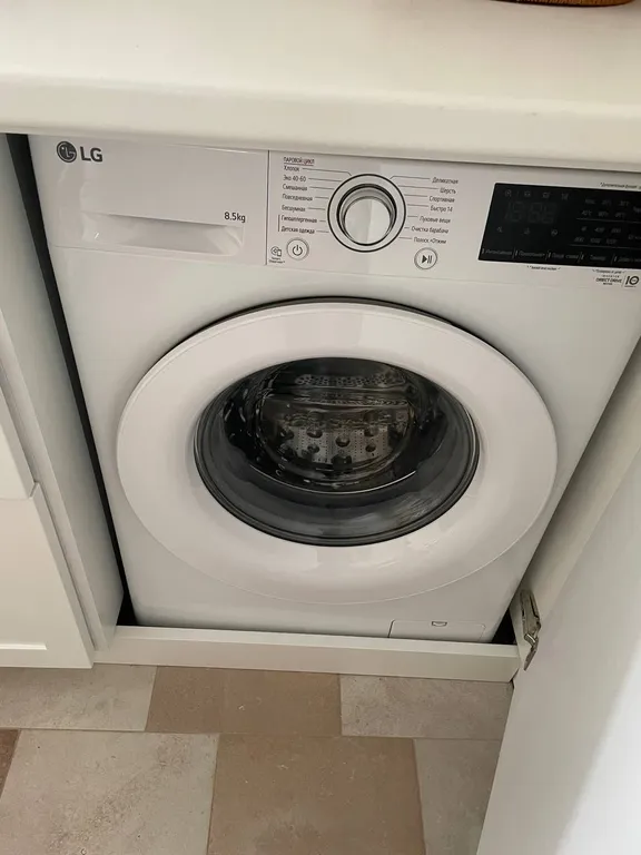 Дом с бассейном у леса