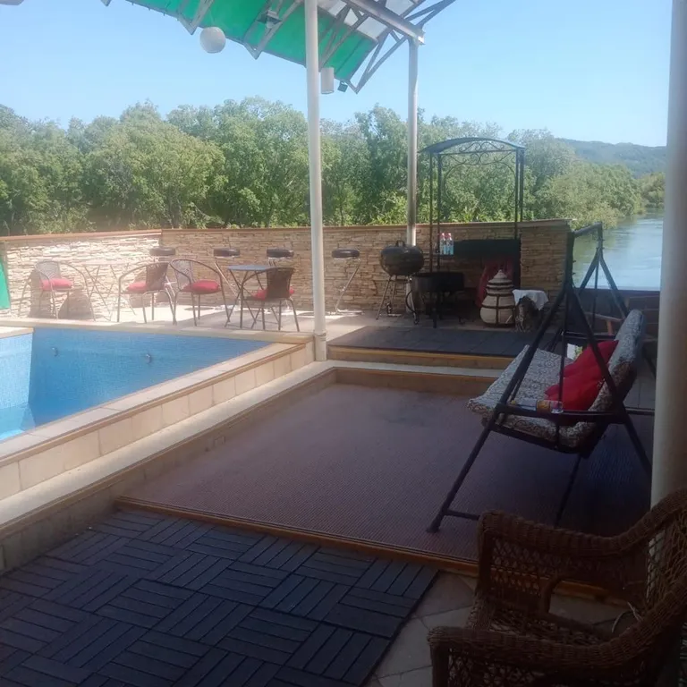 Уютный дом на берегу реки