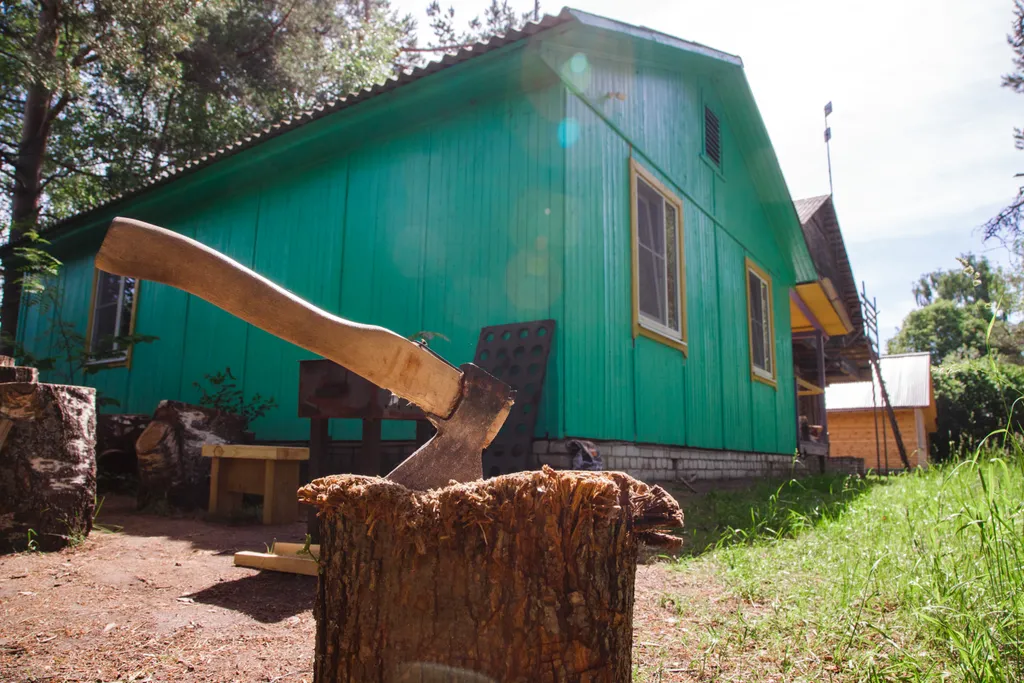 Уютный деревянный дом на берегу реки