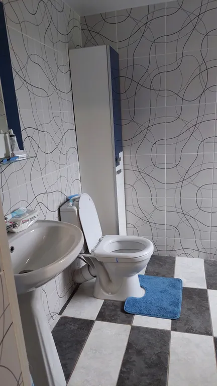 Домик в черте города рядом с озером