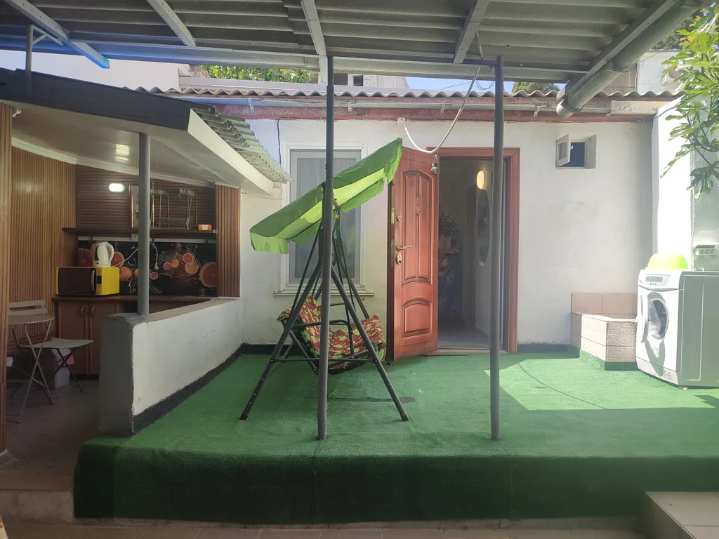 Домик с павлином