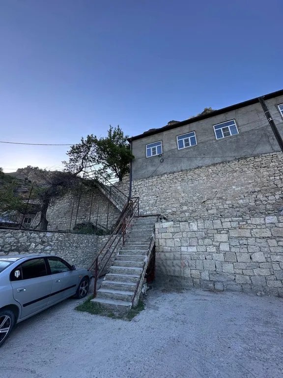 Уютный домик аквамарин у водопада и леса