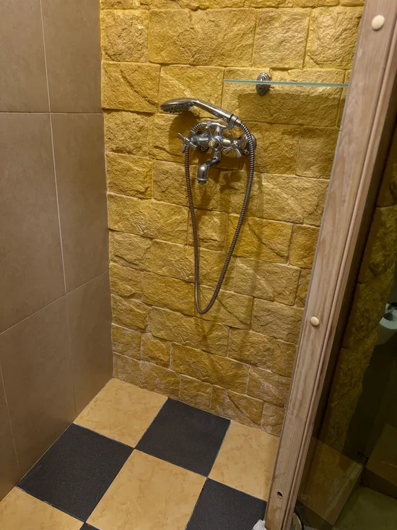 Коттедж с теплым бассейном под открытым небом. На 6 человек.