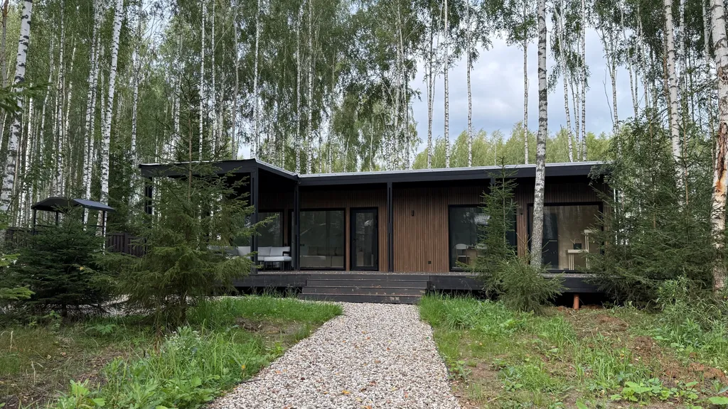 Панорамный дом в окружении леса с сауной