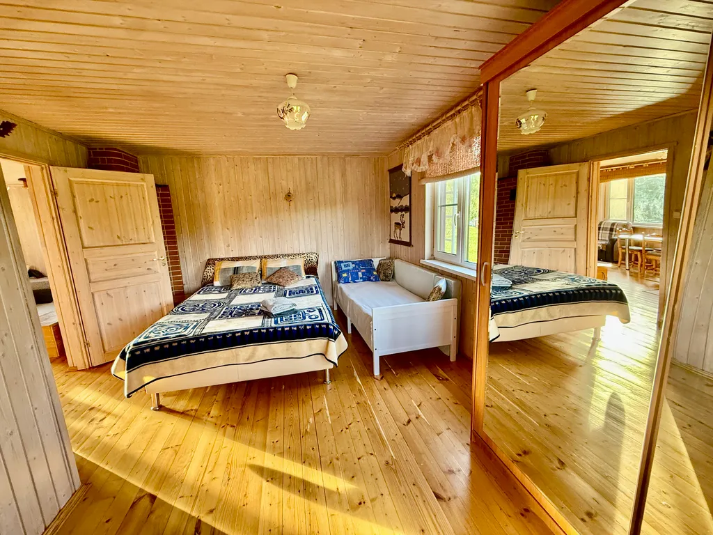 Домик в лесу с озером