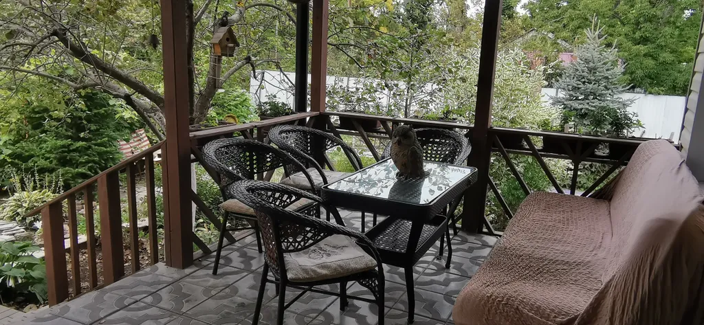 Уютный загородный дом с красивой благоустроенной территорией.