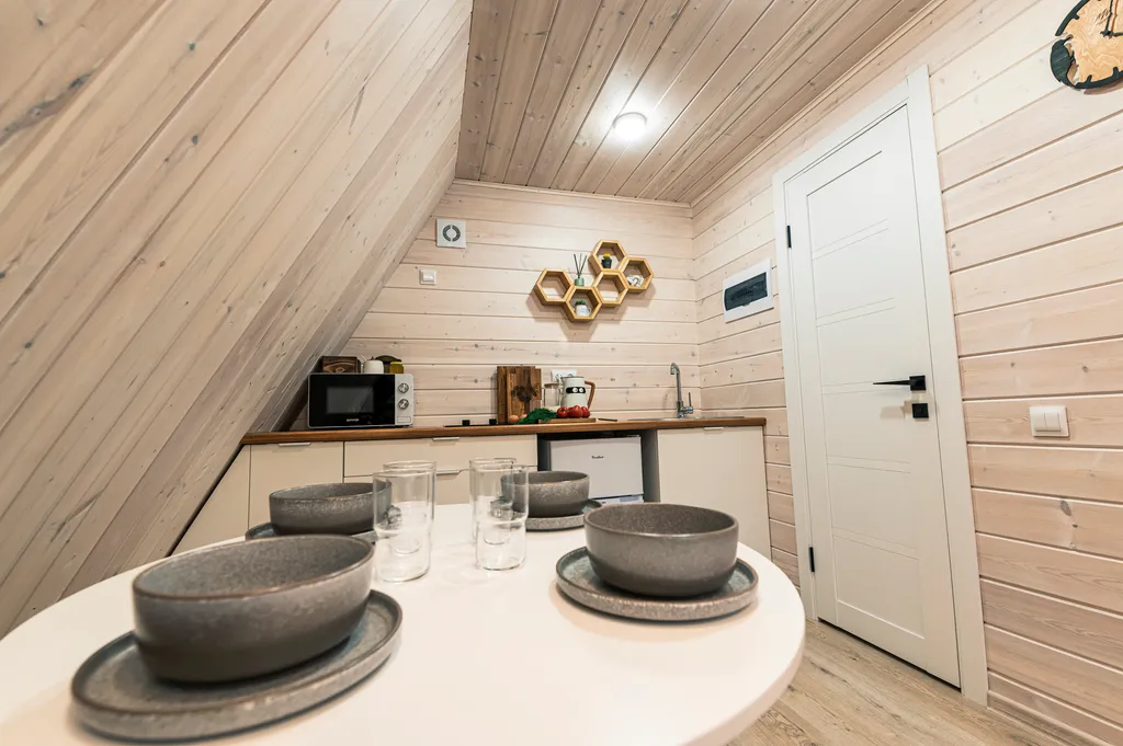 Уютный дом-шалаш в сосновом лесу