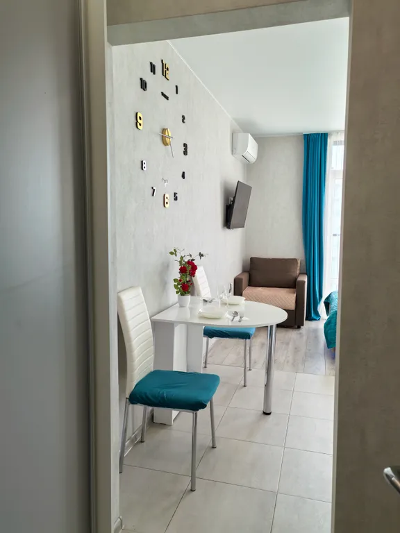 Студия с видом на город