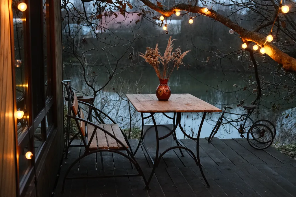 Чудо-дача, дом Акула на берегу пруда