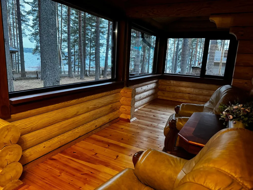 Уютный гостевой дом из бревна у озера