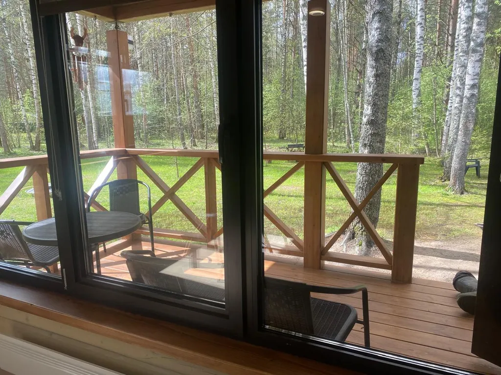 Уютный домик в лесу около реки