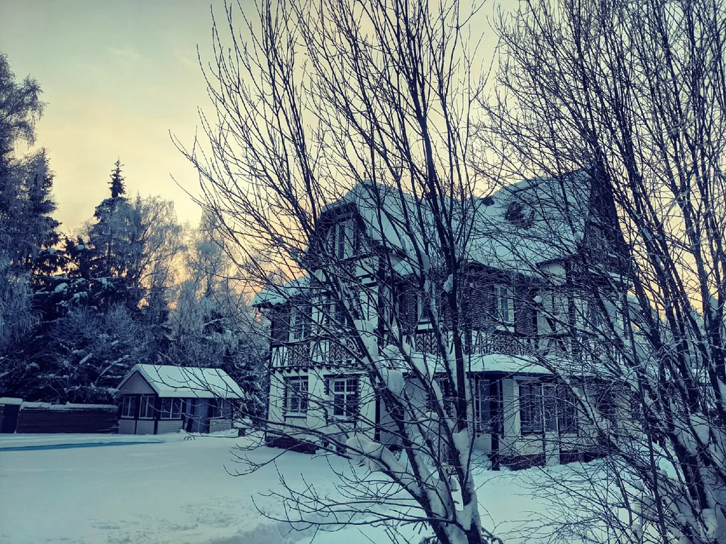 Коттедж Уютный домик с камином и бассейном — Глазово