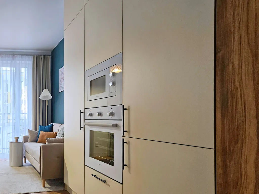 Уютная студия с проектором между морем и горами