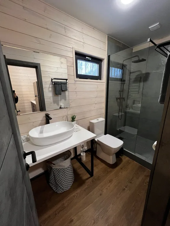 Коттедж Зеркальный дом с 2 спальнями, беседкой, собственной баней и купелью — Семеновское