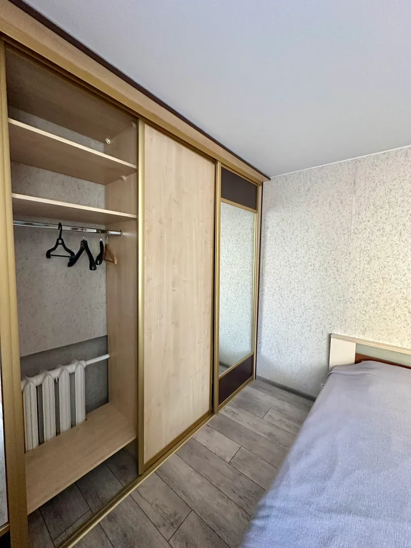 Шкаф с вешалками 