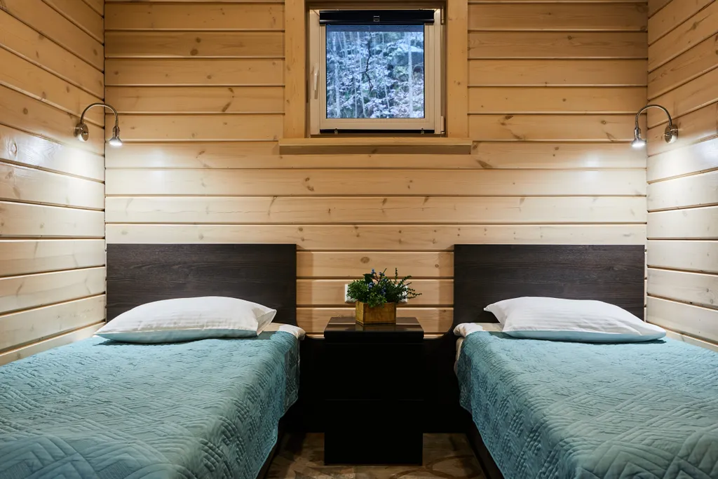 Просторный коттедж с 4 спальнями, камином и террасой