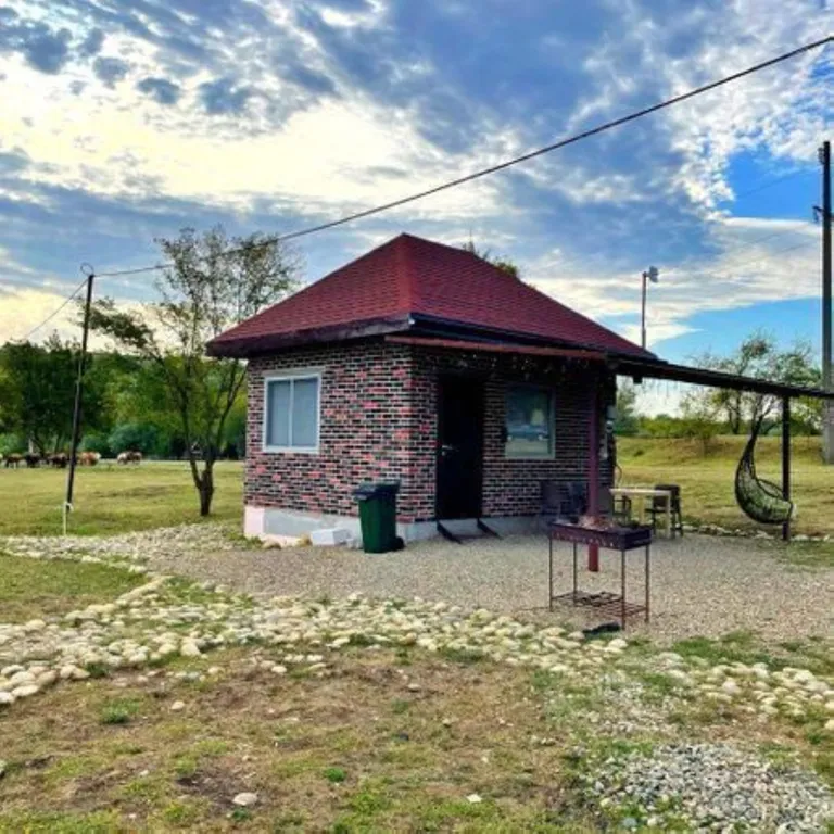 Коттедж Дом с новым ремонтом и видом на озеро — Лабинск