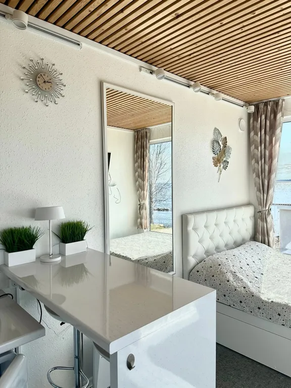 Глэмпинг на берегу с панорамными окнами