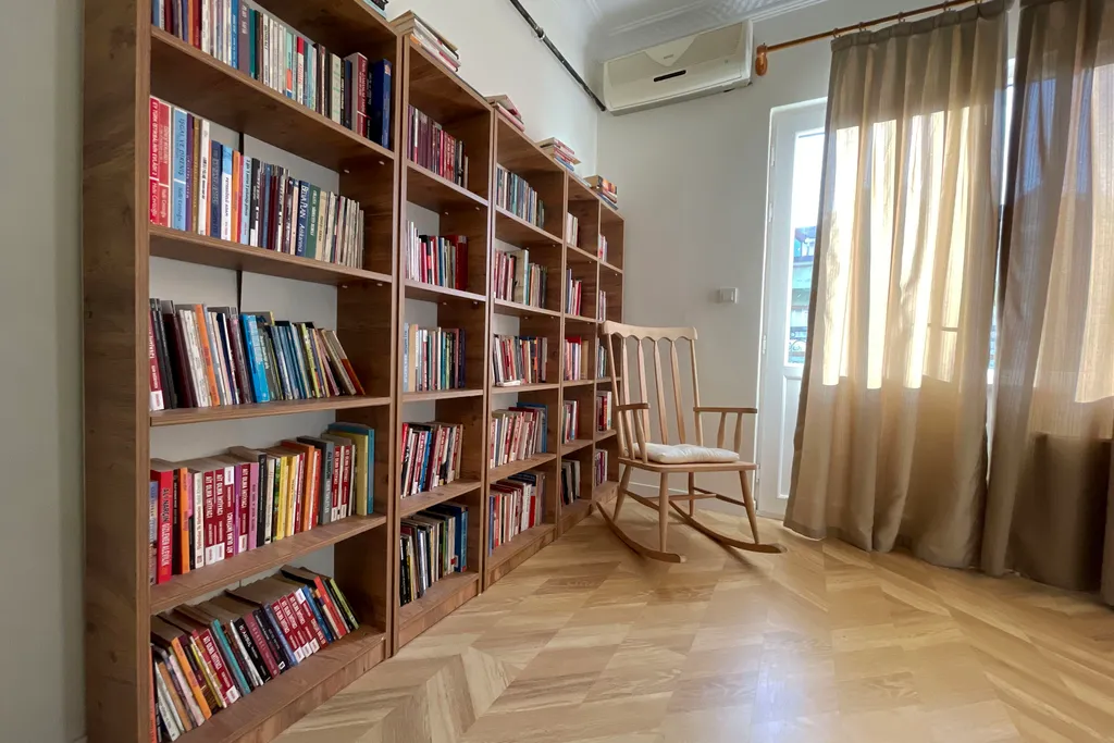 Beautiful 2br and 2toilet balcony apt 8 min by metro