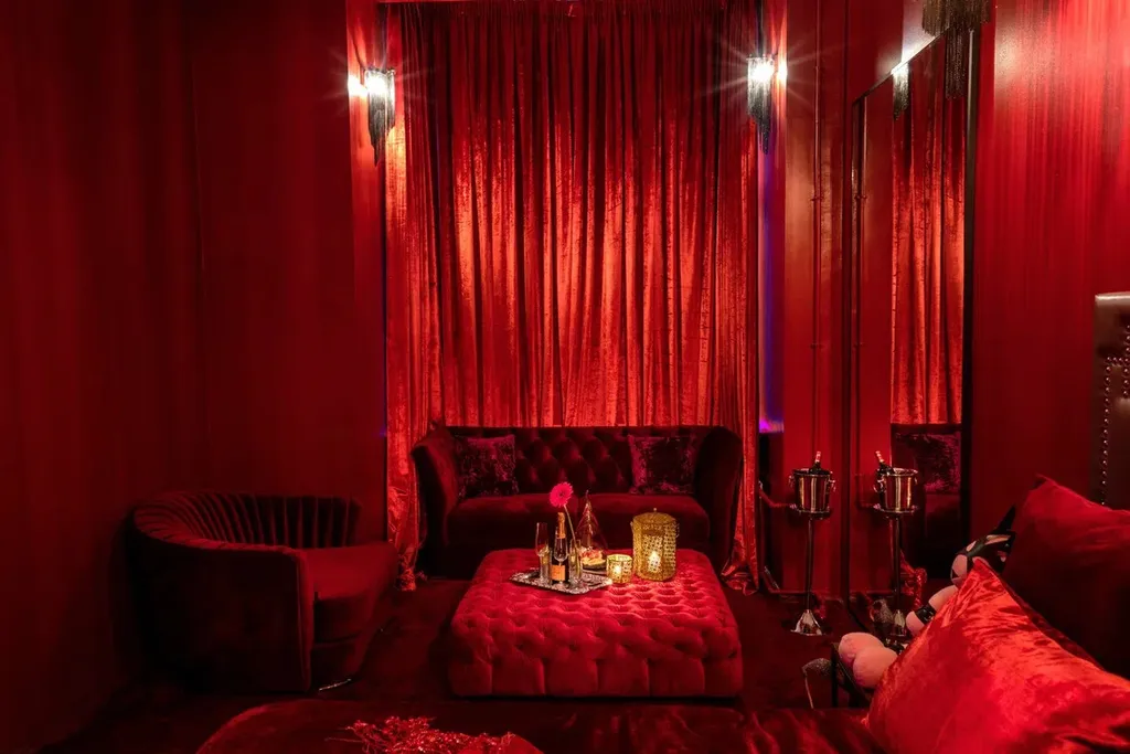 Квартира Red mirror room красная комната для взрослых с зеркалами на потолке — Санкт-Петербург