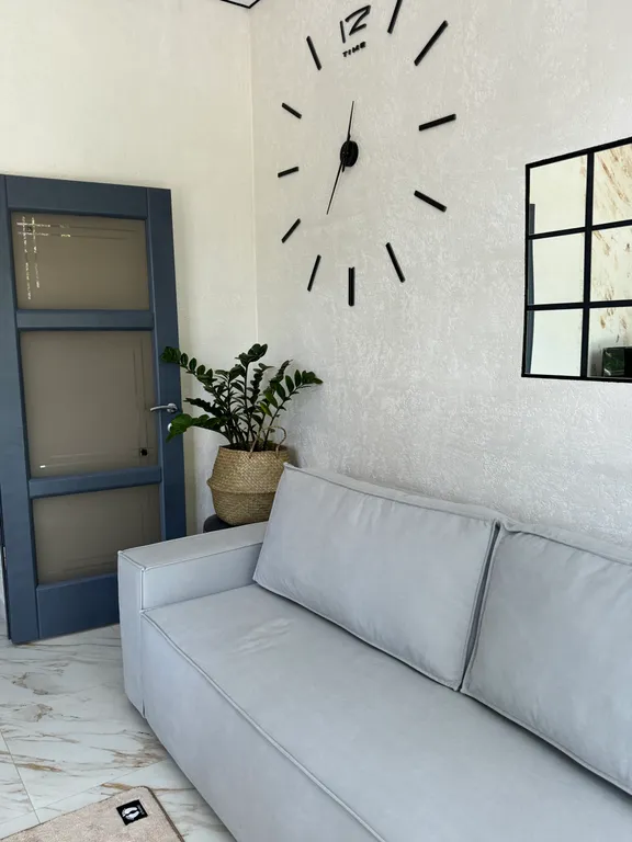 Дом рядом с лесом, с большой кухней и огромной парковой