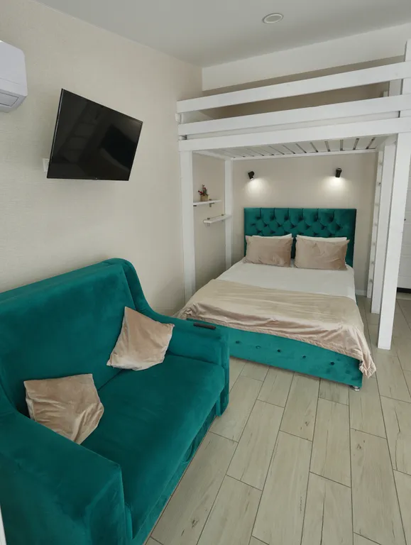 Светлая студия с панорамным окнами на горы напротив отеля Мариотт