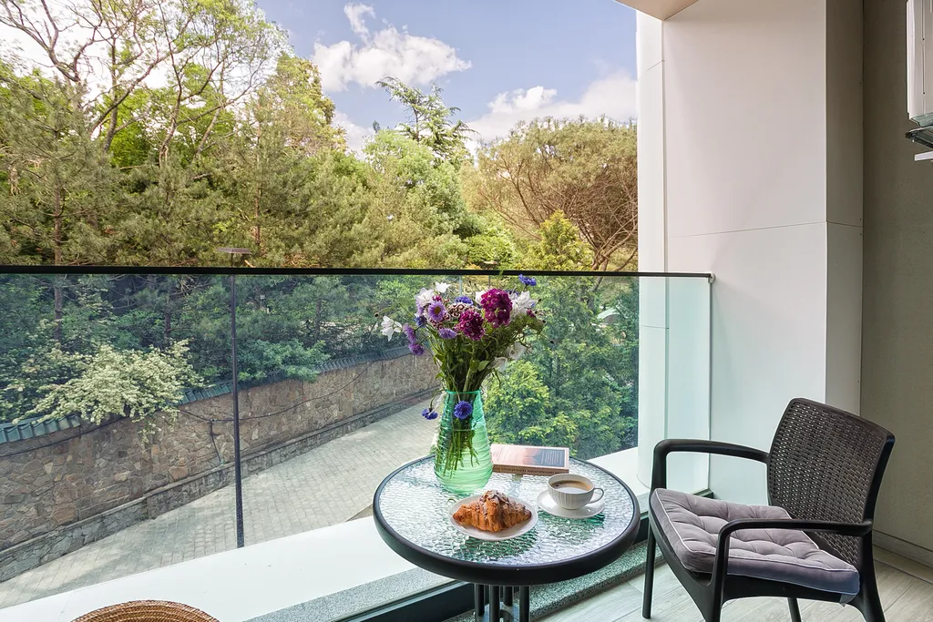 Гранатовый. На большую семью, вид на лес