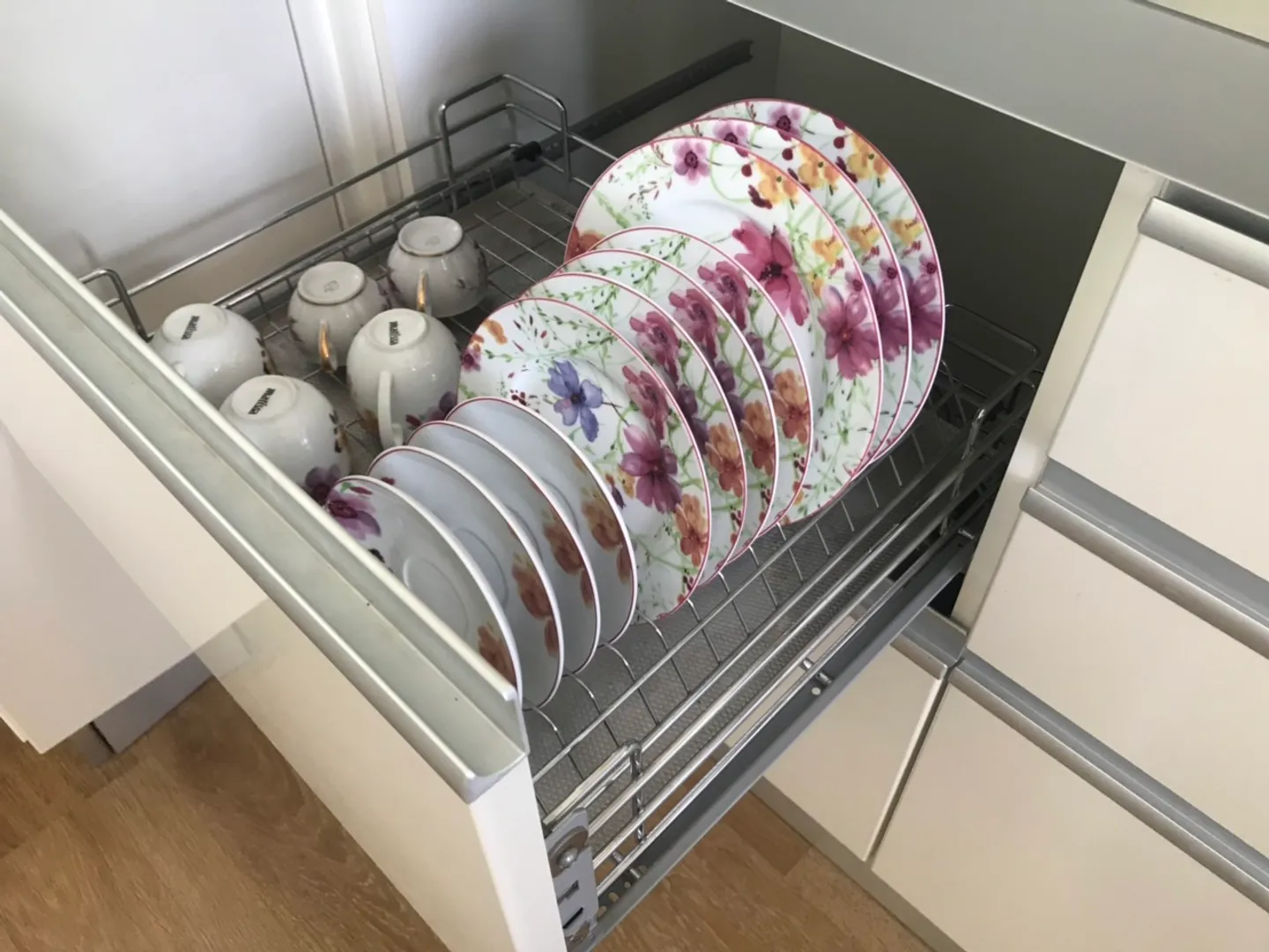 Кухня оборудована техникой и посудой
