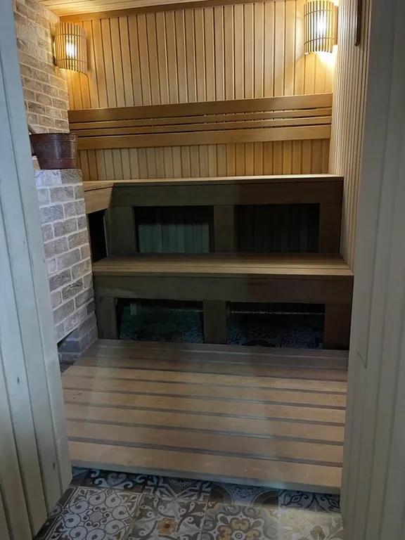 Дом "Вромса" на Хлебной - новый, брутальный, спокойный, комфортный.