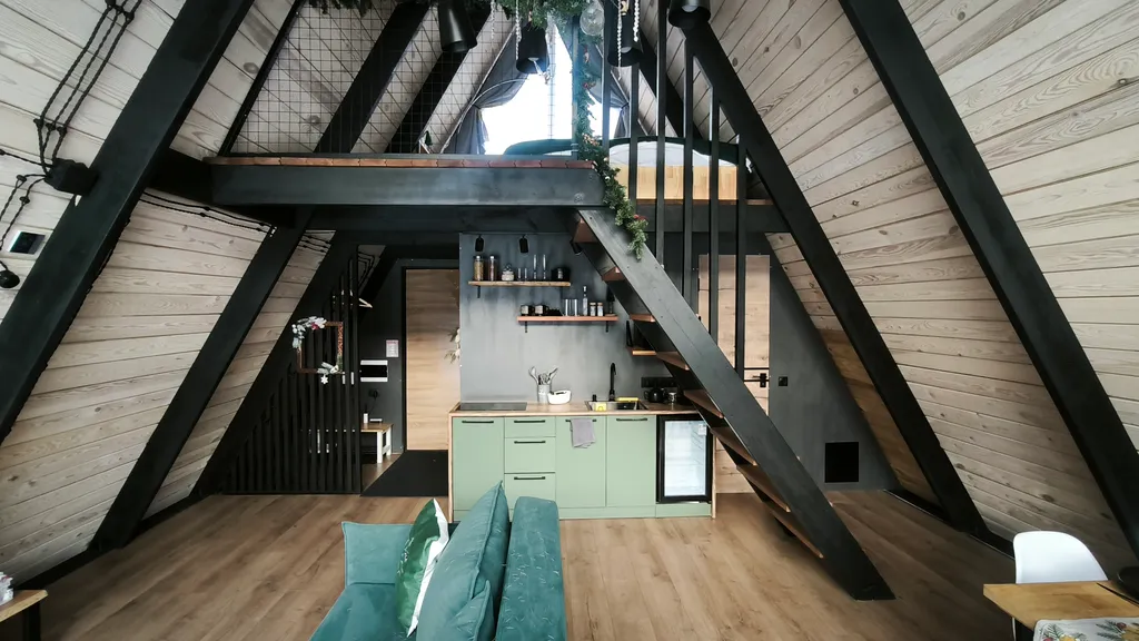 Двухэтажный а-фрейм с панорамным остеклением и террасой