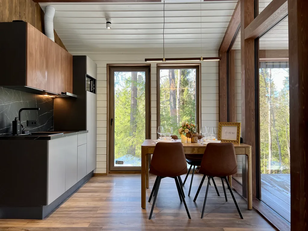 Дом Аура Леса на склоне с большой террасой и видом на лес и реку