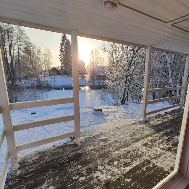 Коттедж Дом с террасой прямо на берегу реки — Торфяное