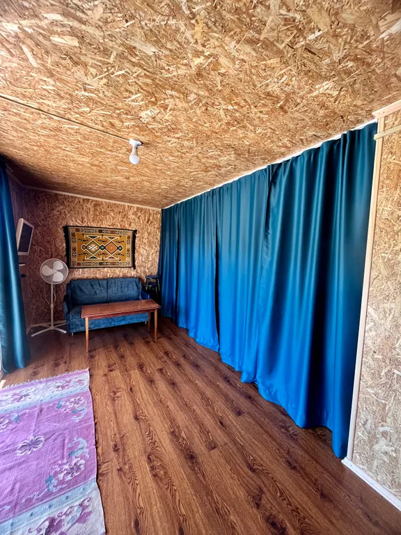 Домик с видом на горы у края каньона