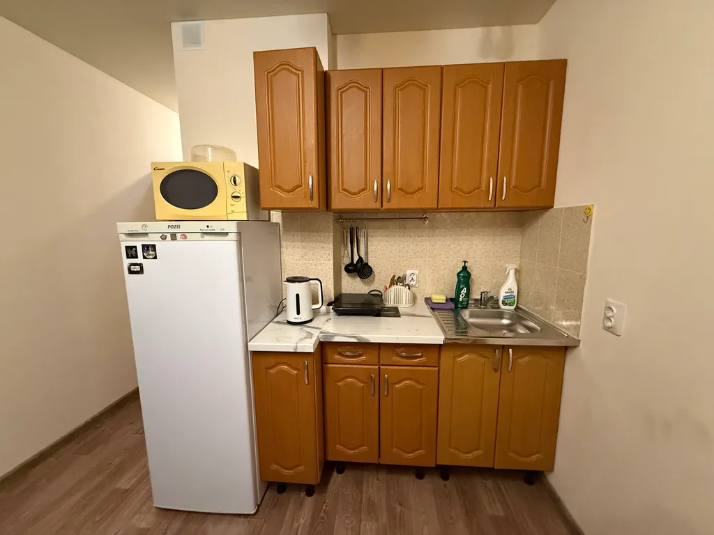 Студия - диван, стиралка холодильник, микроволновка