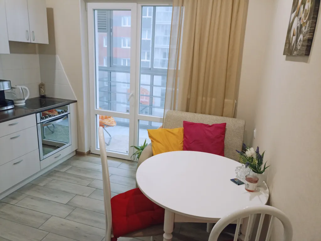 Новая квартира с панорамным балконом в расширенном центре