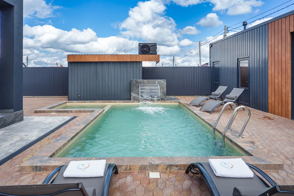 Загородный дом с русской баней и бассейном в 15 минутах от моря