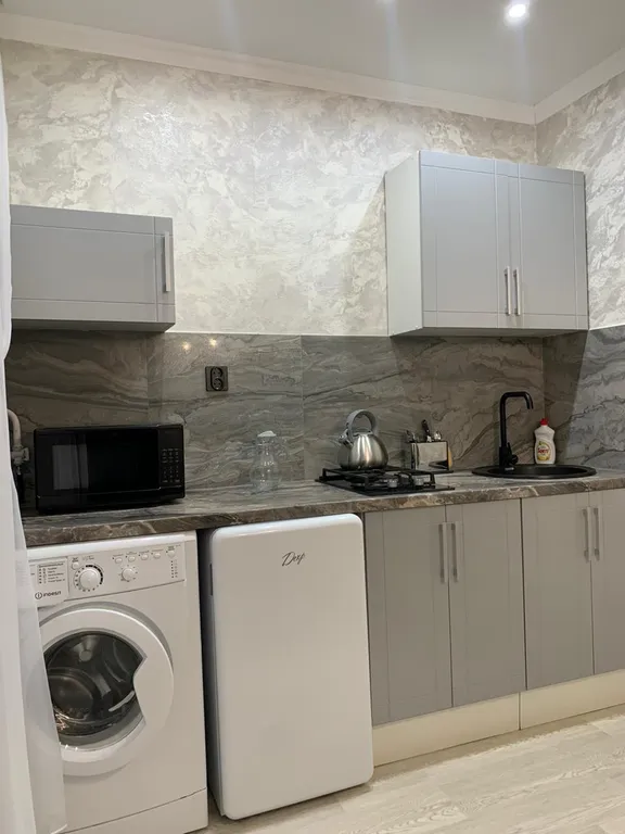 Романтическое свидание в уютной квартире возле набережной