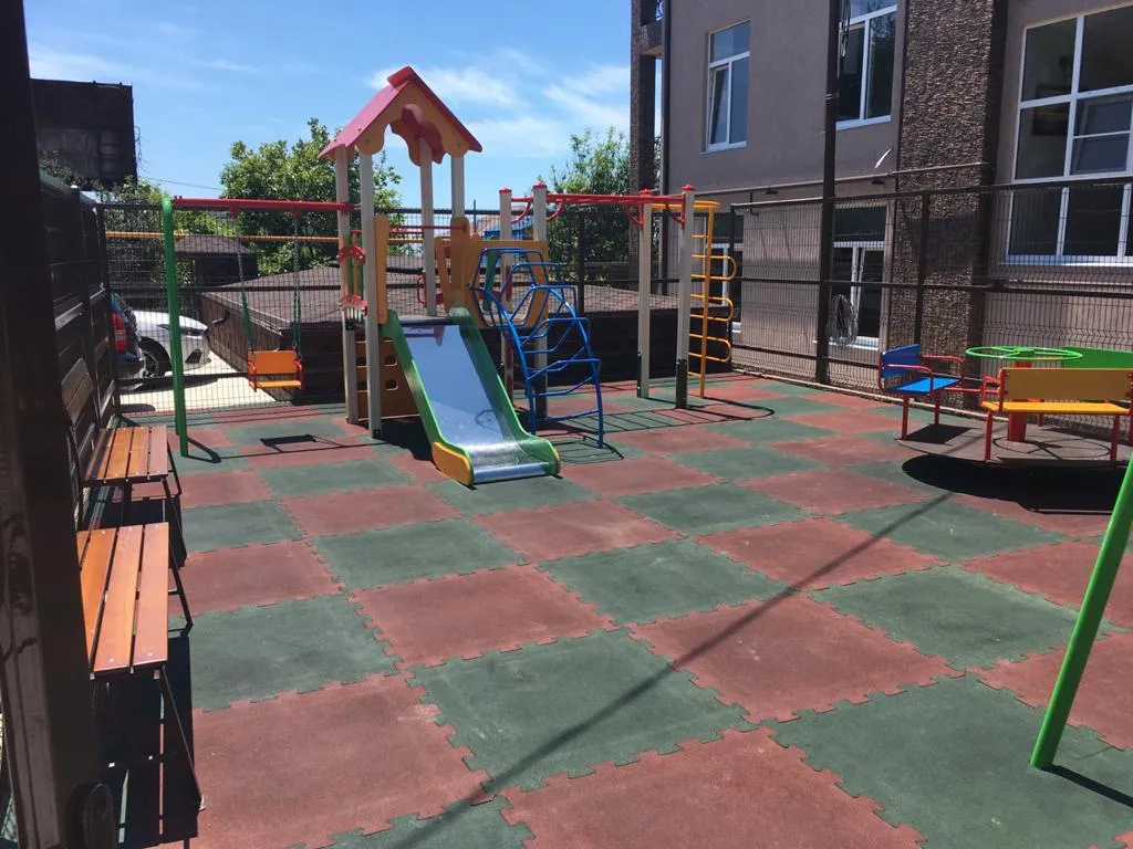 Просторная студия с дизайнерские ремонтом