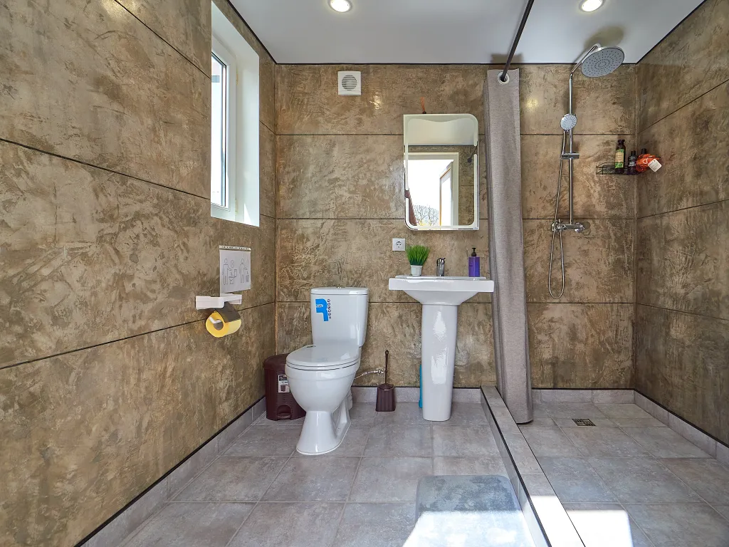 Домик с сауной и беседкой