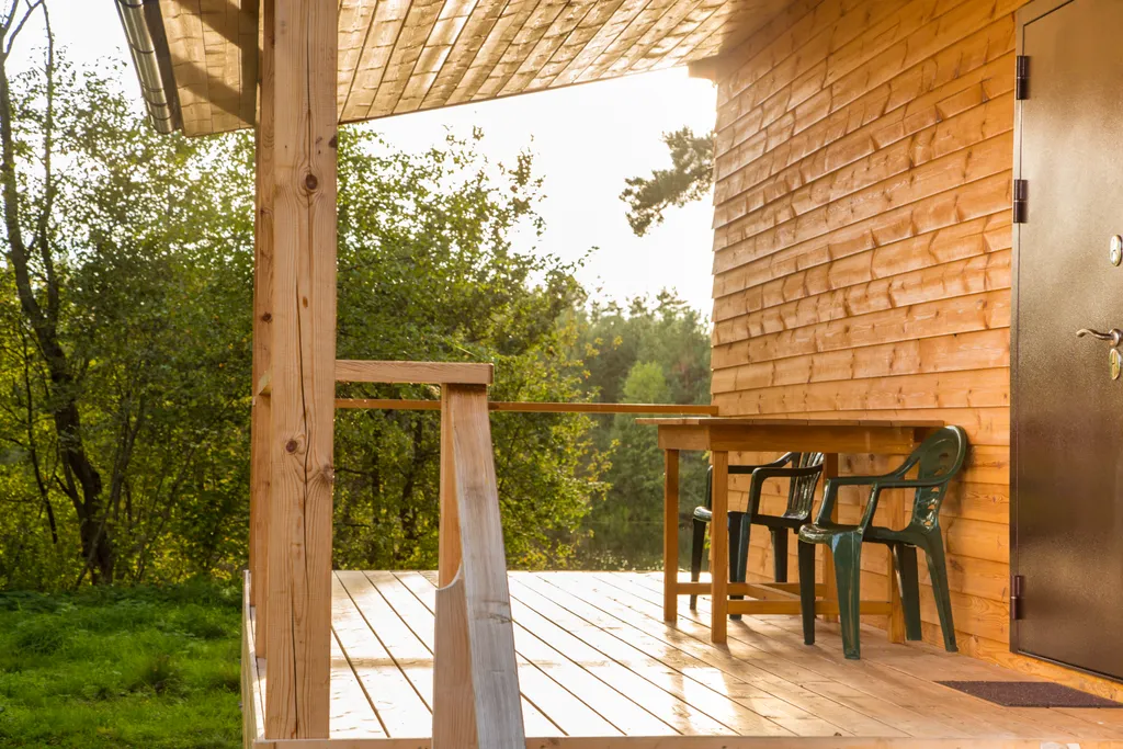 Уютный и тёплый домик на берегу реки