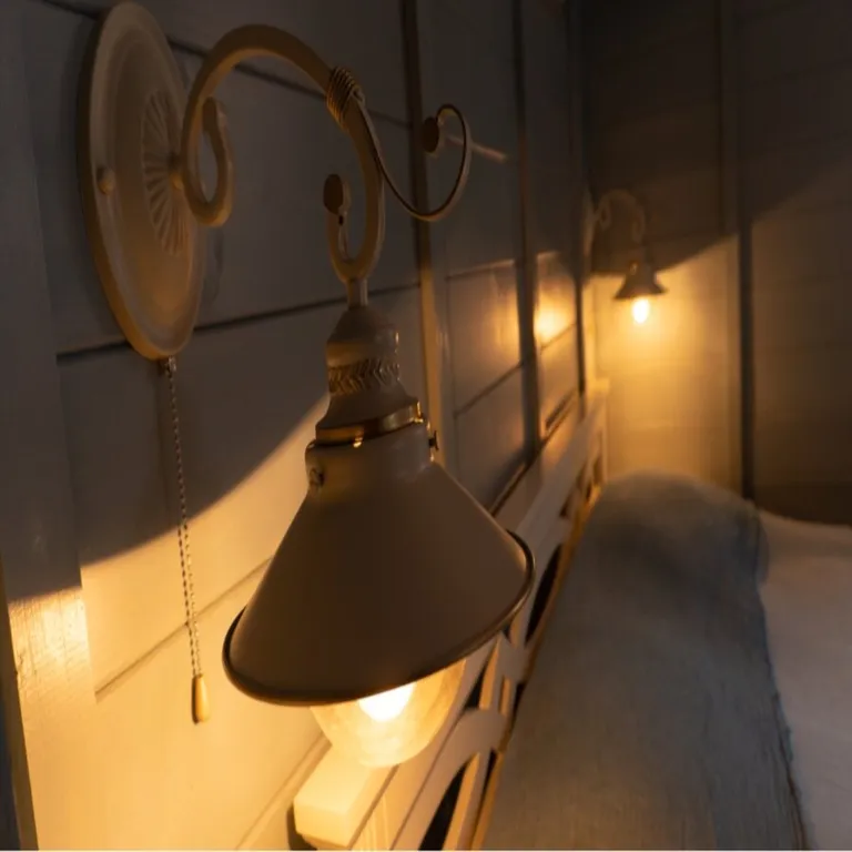 Красивый домик в лесу у реки