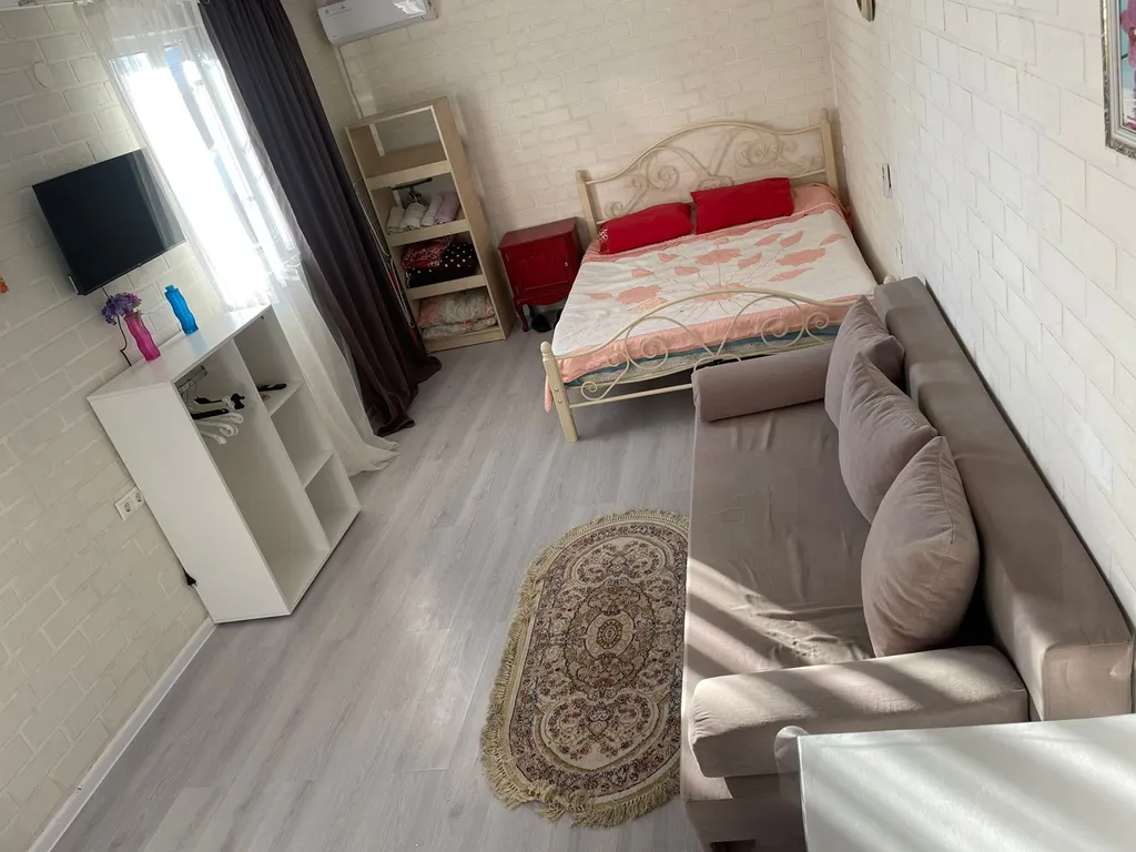 Отдельный домик студия в стиле лофт , со своей кухней и санузлом