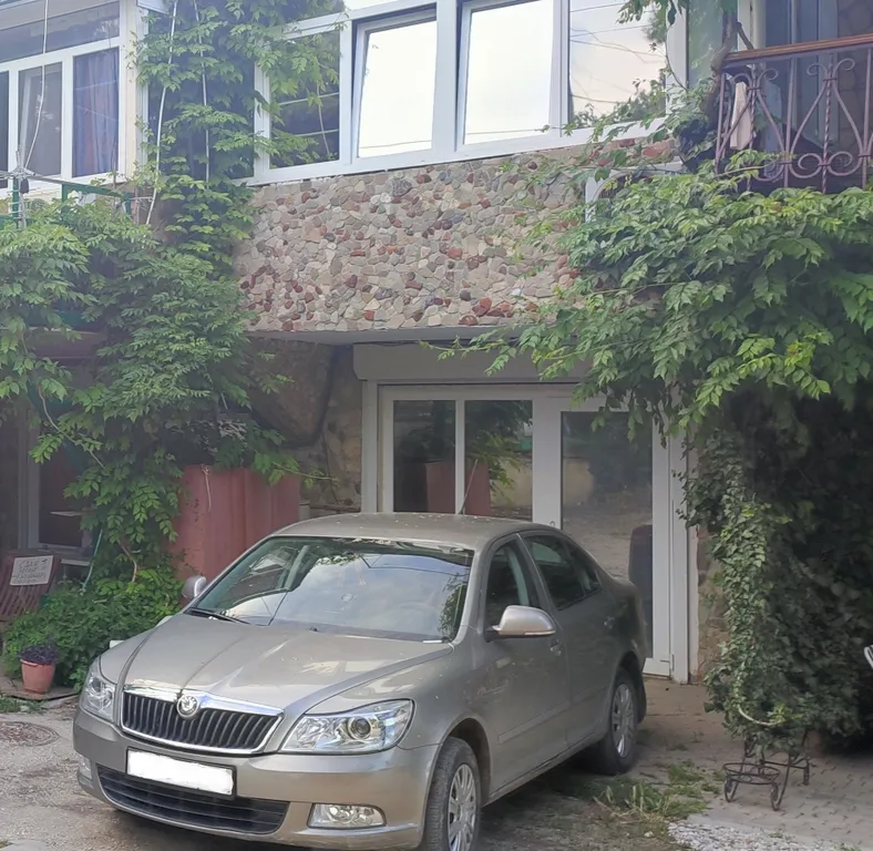 Двухэтажный эллинг на берегу моря