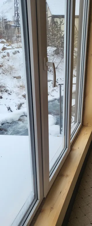 Двух этажный дом с видом на горы и реку