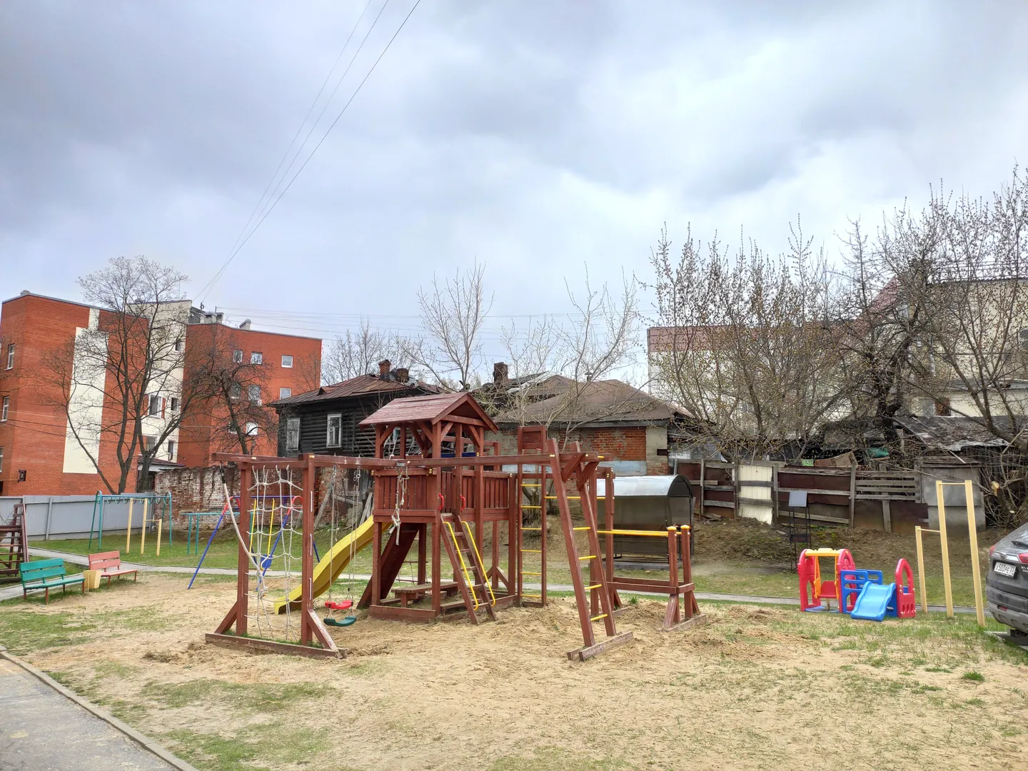 детская площадка в закрытом дворе