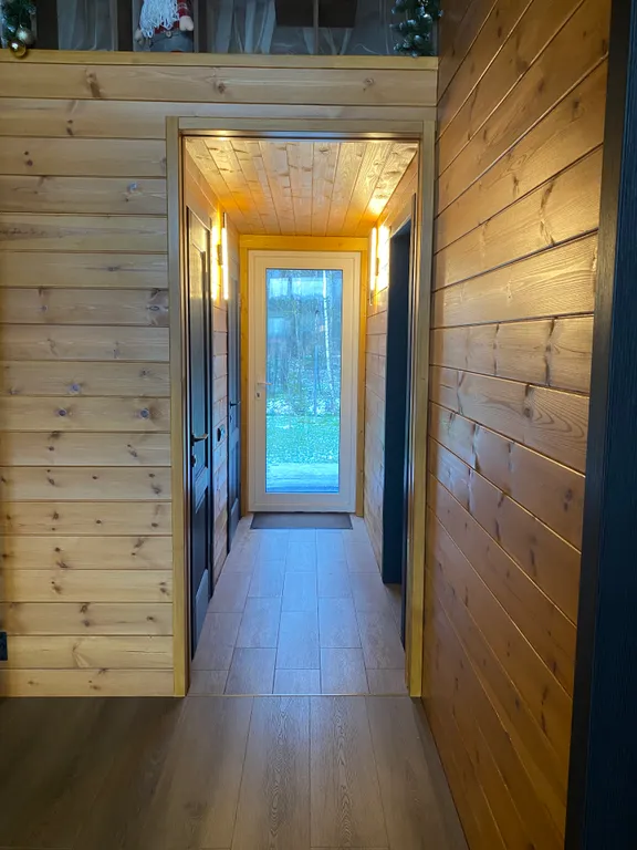 Современный барнхаус у леса рядом с городом